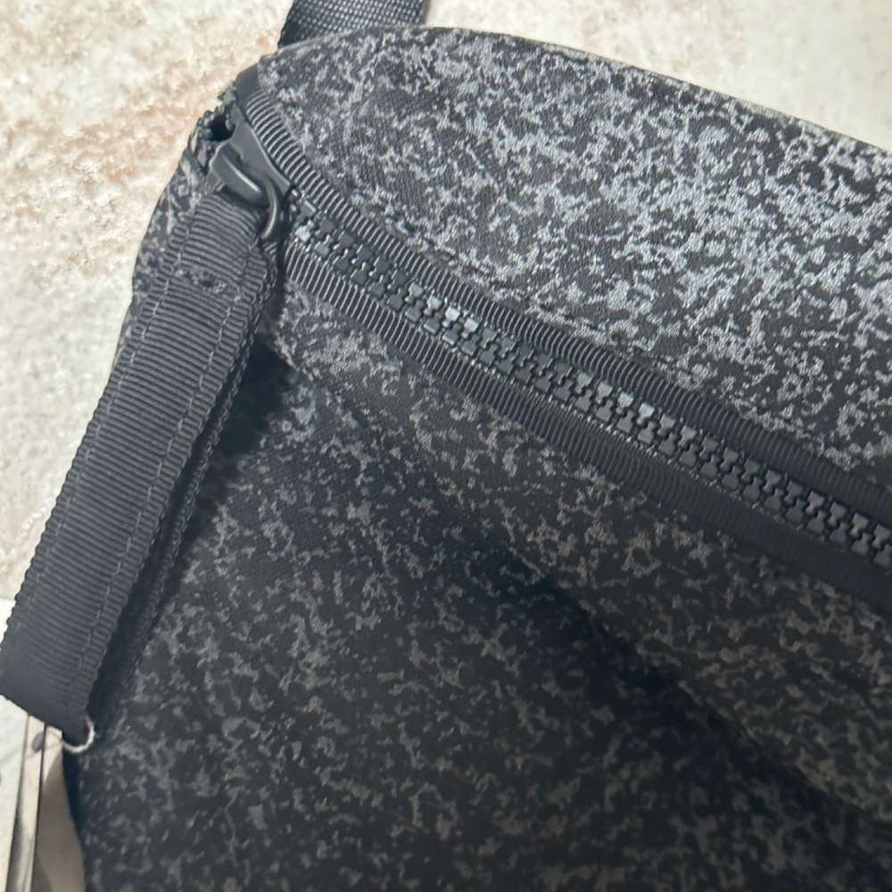 New Lululemon bag - Picture 5 of 13